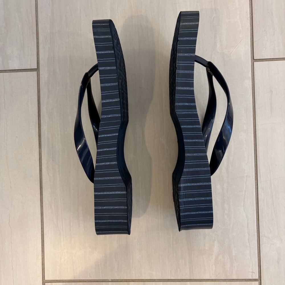 Tory Burch Black Flip Flops with Light Blue Dot Print and Gold Logo - Picture 2 of 5